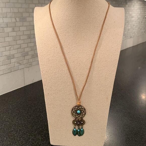 Dreamcatcher Style Necklace – Faux Turquoise Pendant – Inspired by Native Design - Picture 4 of 9